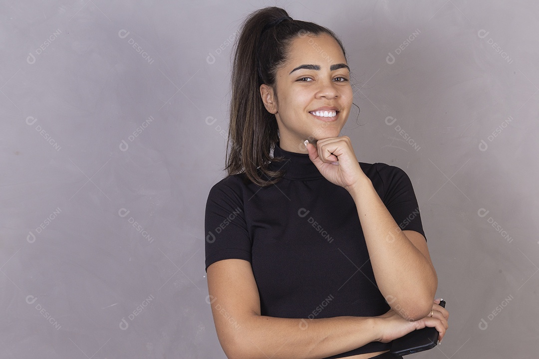 Mulher jovem sorridente com cabelo preso