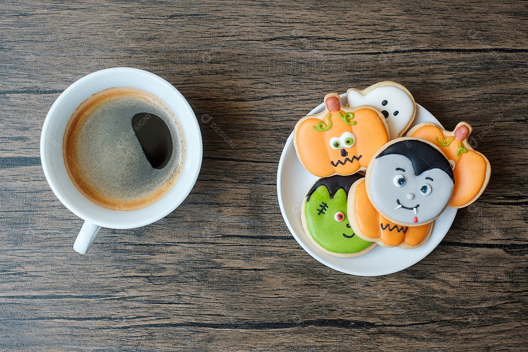 xícara de café e biscoitos engraçados de Halloween. Feliz dia das bruxas, tr