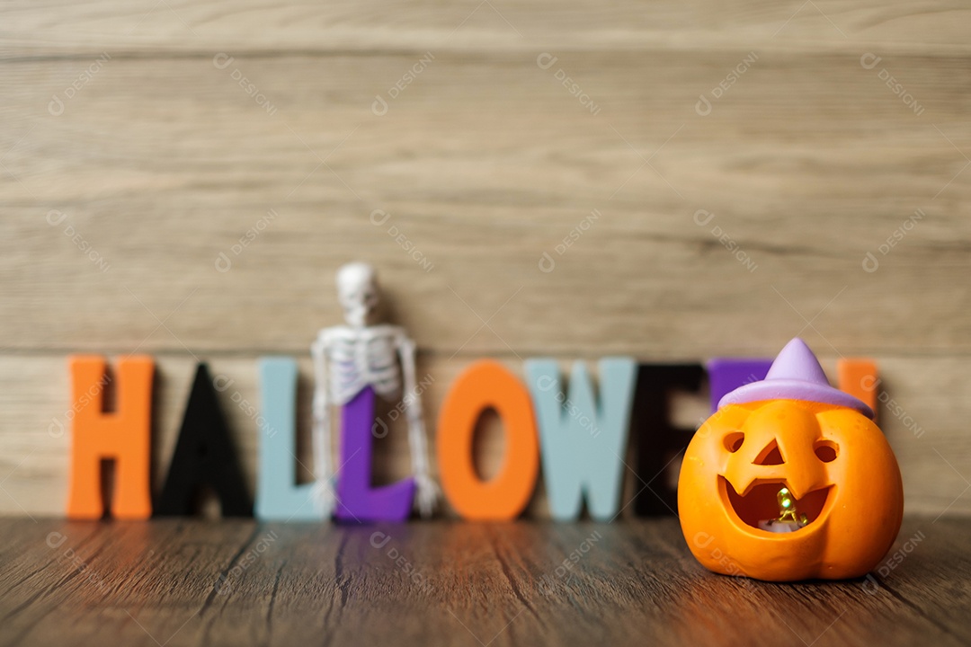 Feliz dia de Halloween com fantasma, abóbora, tigela e decorativo