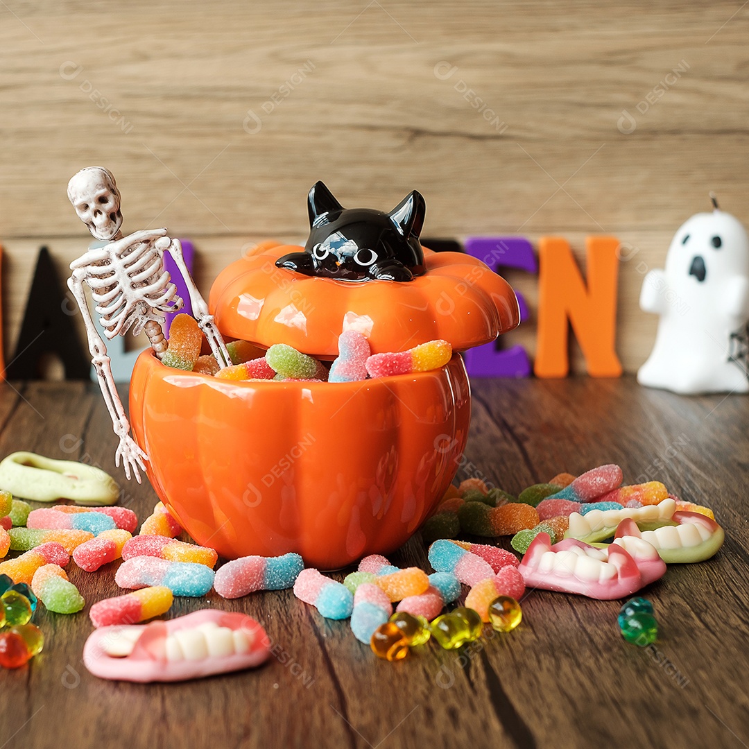 Feliz dia de Halloween com doces fantasmas, vela, abóbora