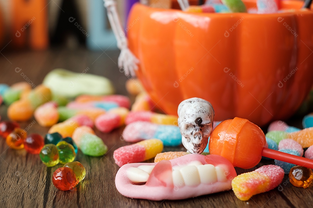 Feliz dia de Halloween com doces fantasmas, tigela de abóbora