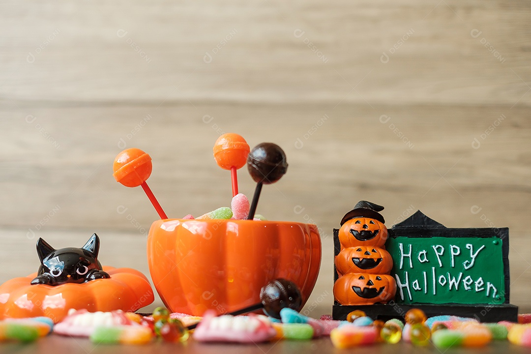 Feliz dia de Halloween com doces fantasmas, tigela de abóbora