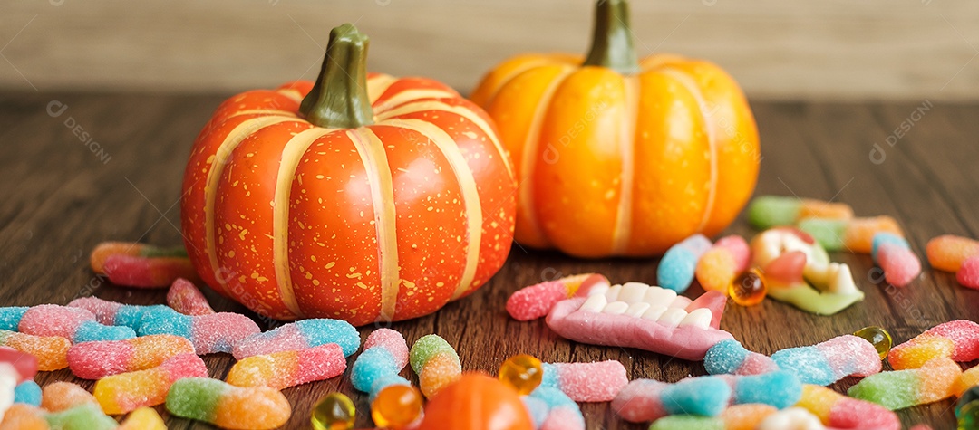 Feliz dia de Halloween com doces fantasmas, tigela de abóbora