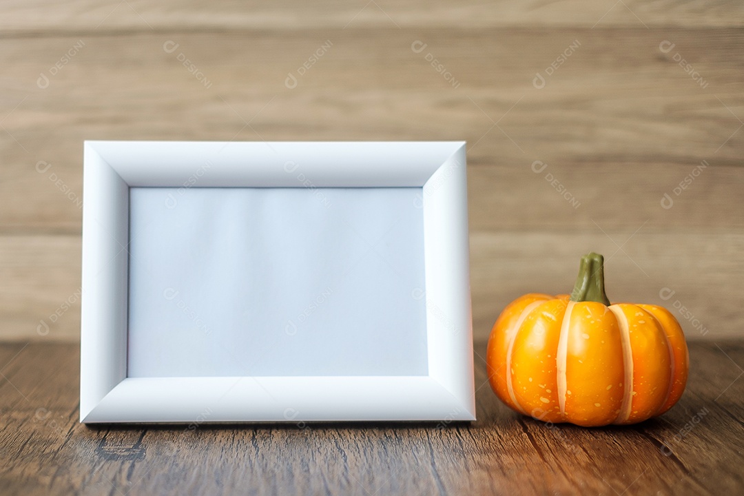 Abóbora laranja na mesa e moldura \Felicidade