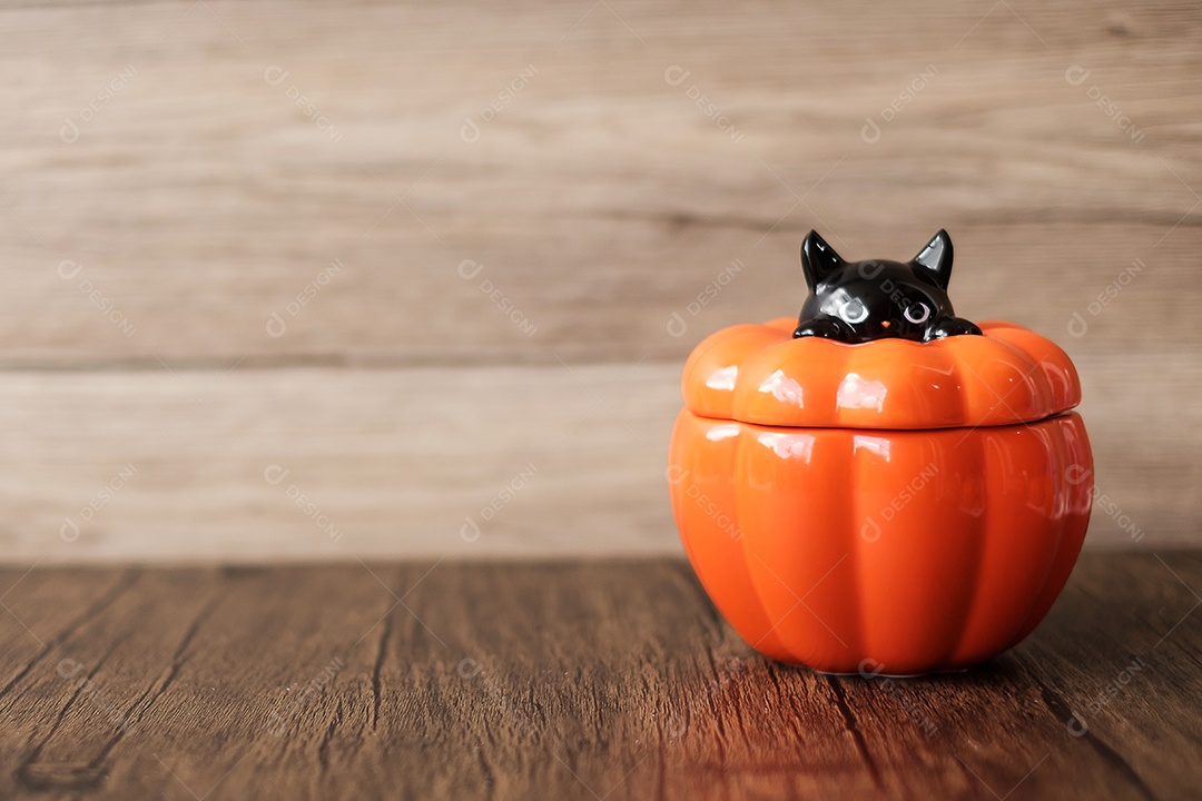 Feliz dia de Halloween com tigela de abóbora de doces e decorativos.
