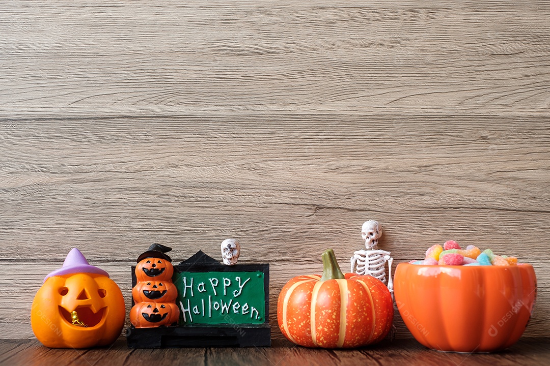 Feliz dia de Halloween com doces fantasmas, abóbora, tigela e decoração