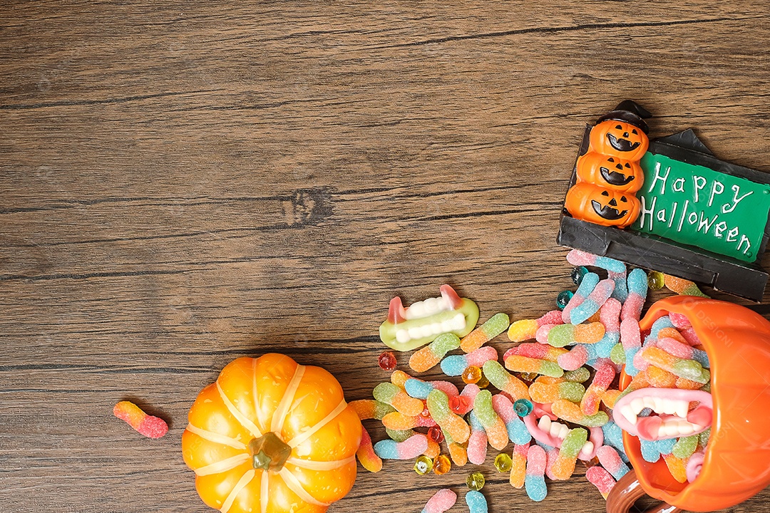 Feliz dia de Halloween com doces fantasmas, abóbora, tigela e decoração