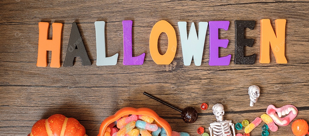 Feliz dia de Halloween com doces fantasmas, abóbora, tigela e decoração