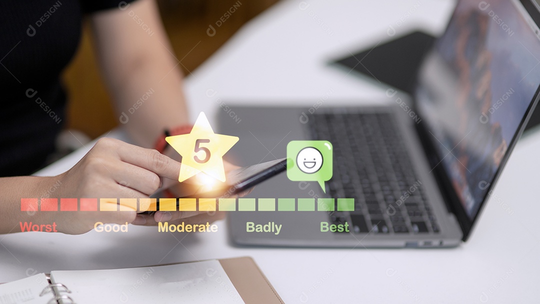 Conceito de experiências do cliente. Cliente feliz usando smartphone