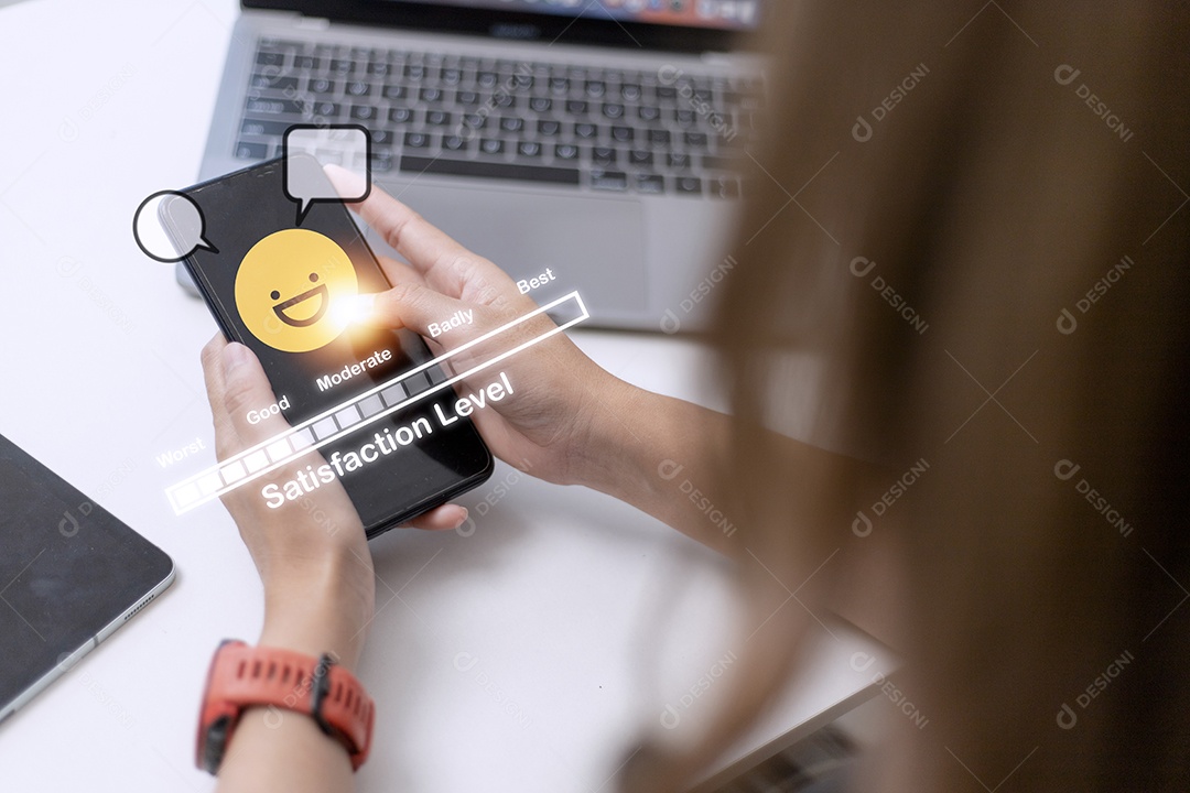 Conceito de experiências do cliente. Cliente feliz usando smartphone para