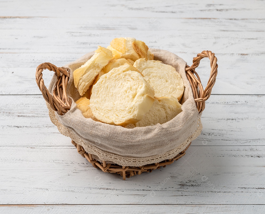 Pão francês, pão de sal ou fatias de pistolet sobre a mesa de madeira.