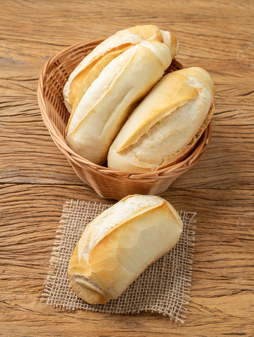 Pão francês, pão de sal ou pistolet sobre a mesa de madeira.
