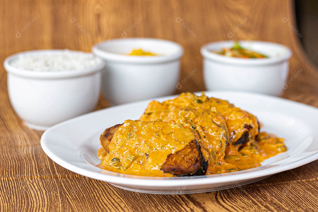 Medalhão ao molho com acompanhamento ao fundo