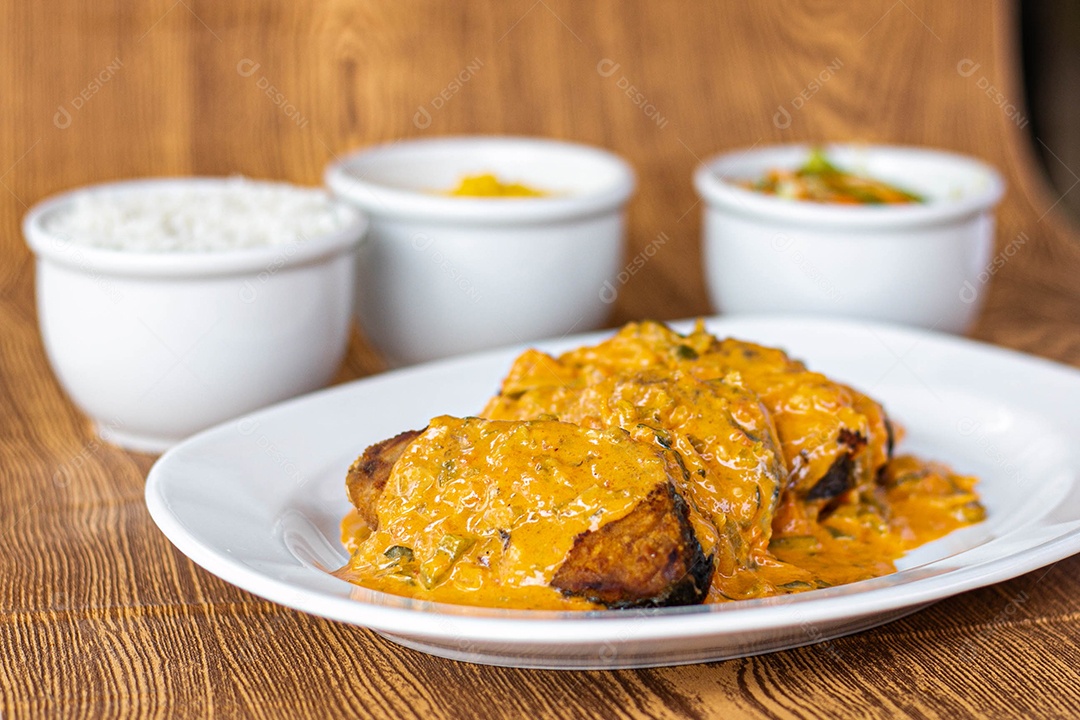 Medalhão ao molho com acompanhamento ao fundo