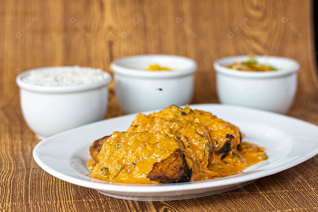 Medalhão ao molho com acompanhamento ao fundo