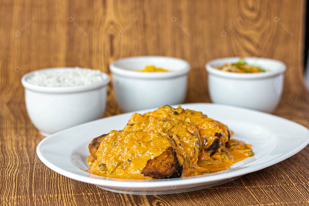 Medalhão ao molho com acompanhamento ao fundo