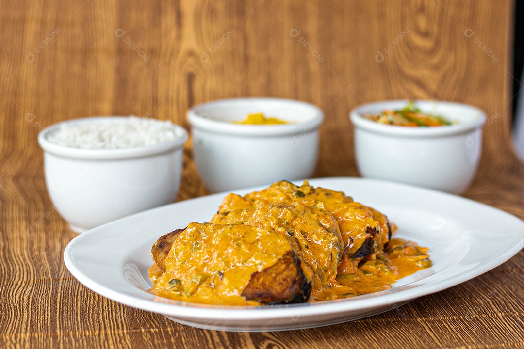 Medalhão ao molho com acompanhamento ao fundo