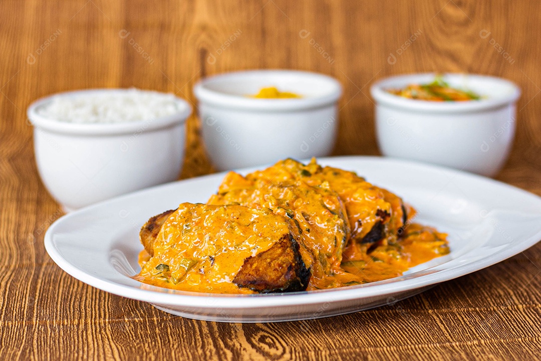 Medalhão ao molho com acompanhamento ao fundo