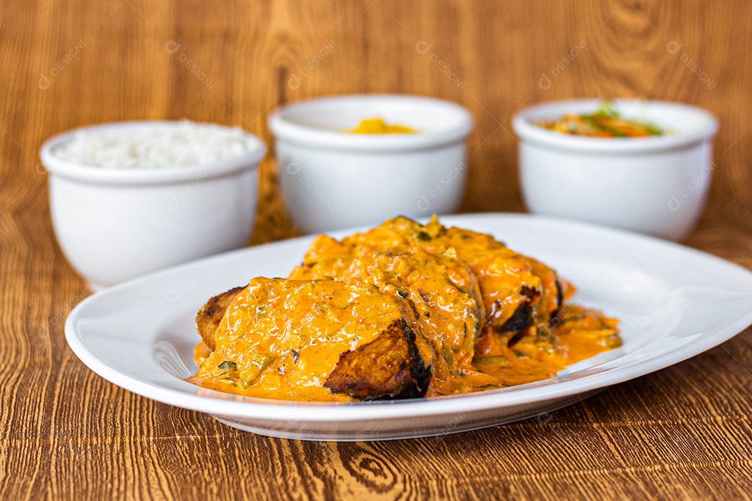 Medalhão ao molho com acompanhamento ao fundo