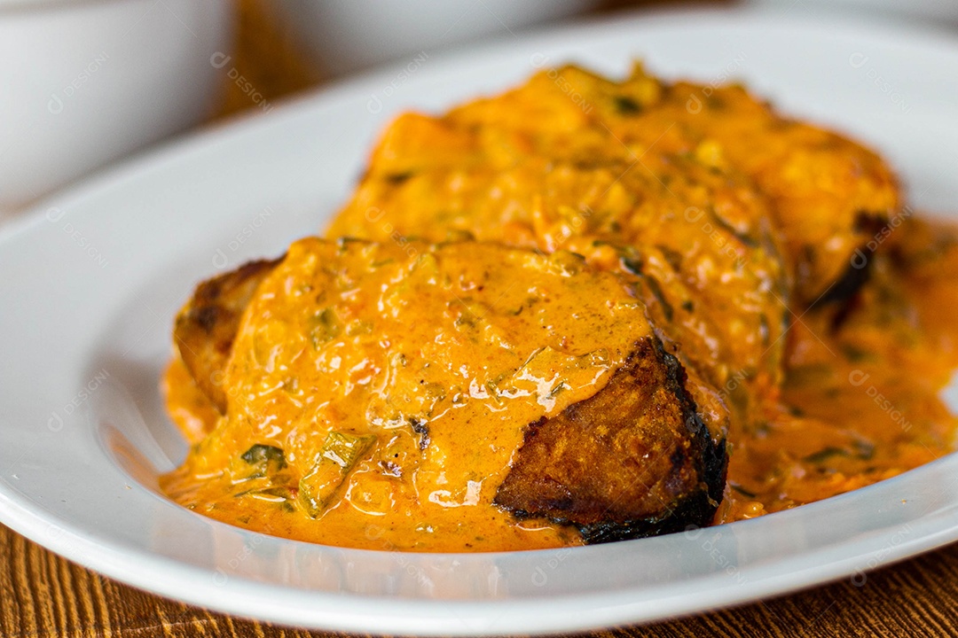 Medalhão ao molho com acompanhamento ao fundo