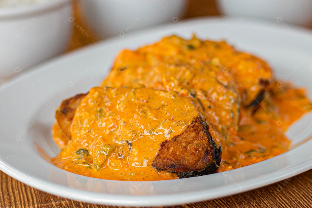 Medalhão ao molho com acompanhamento ao fundo