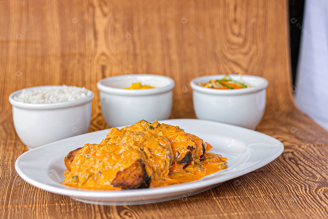 Medalhão ao molho com acompanhamento ao fundo