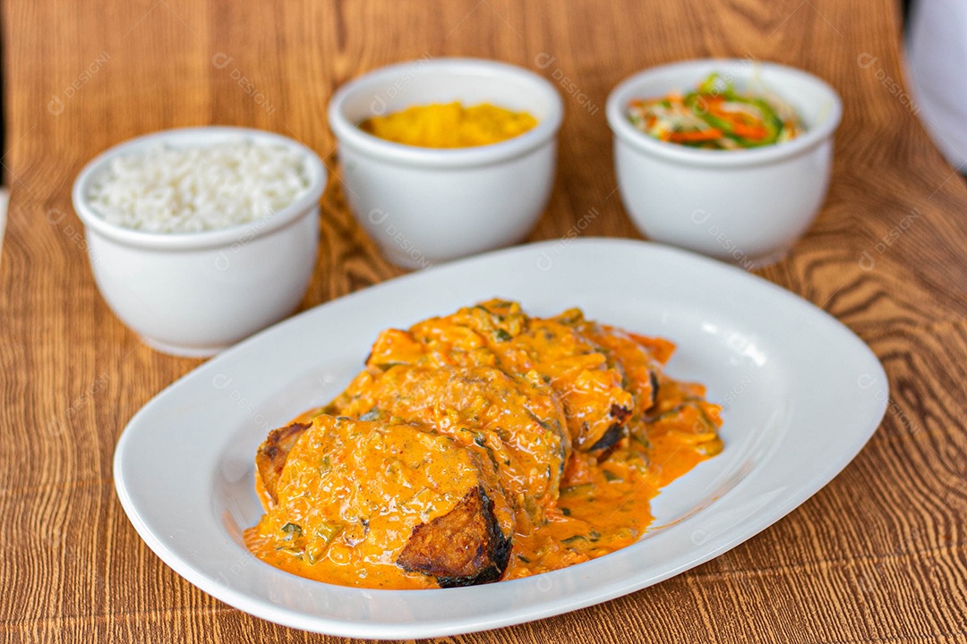 Medalhão ao molho com acompanhamento ao fundo