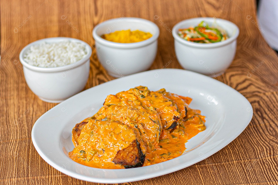 Medalhão ao molho com acompanhamento ao fundo