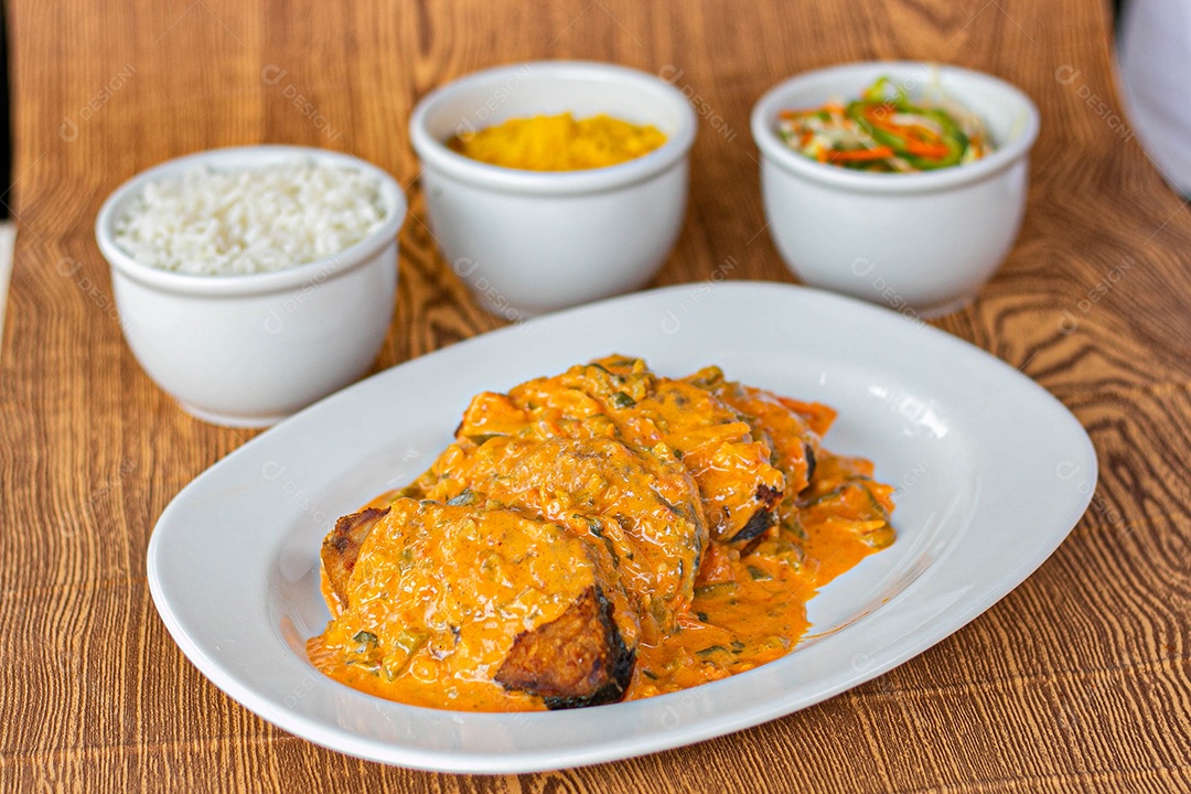 Medalhão ao molho com acompanhamento ao fundo