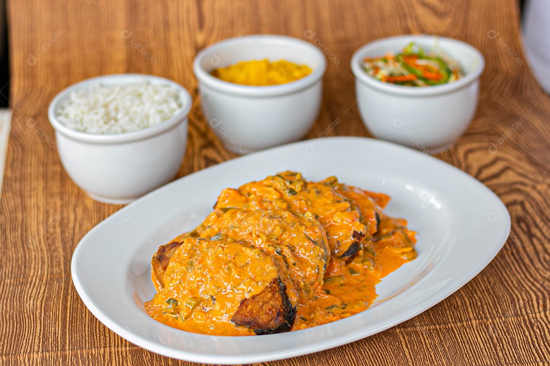 Medalhão ao molho com acompanhamento ao fundo