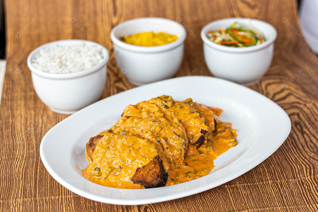 Medalhão ao molho com acompanhamento ao fundo