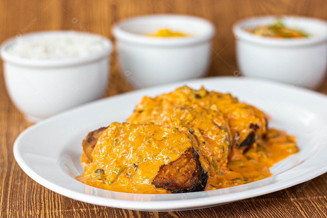 Medalhão ao molho com acompanhamento ao fundo