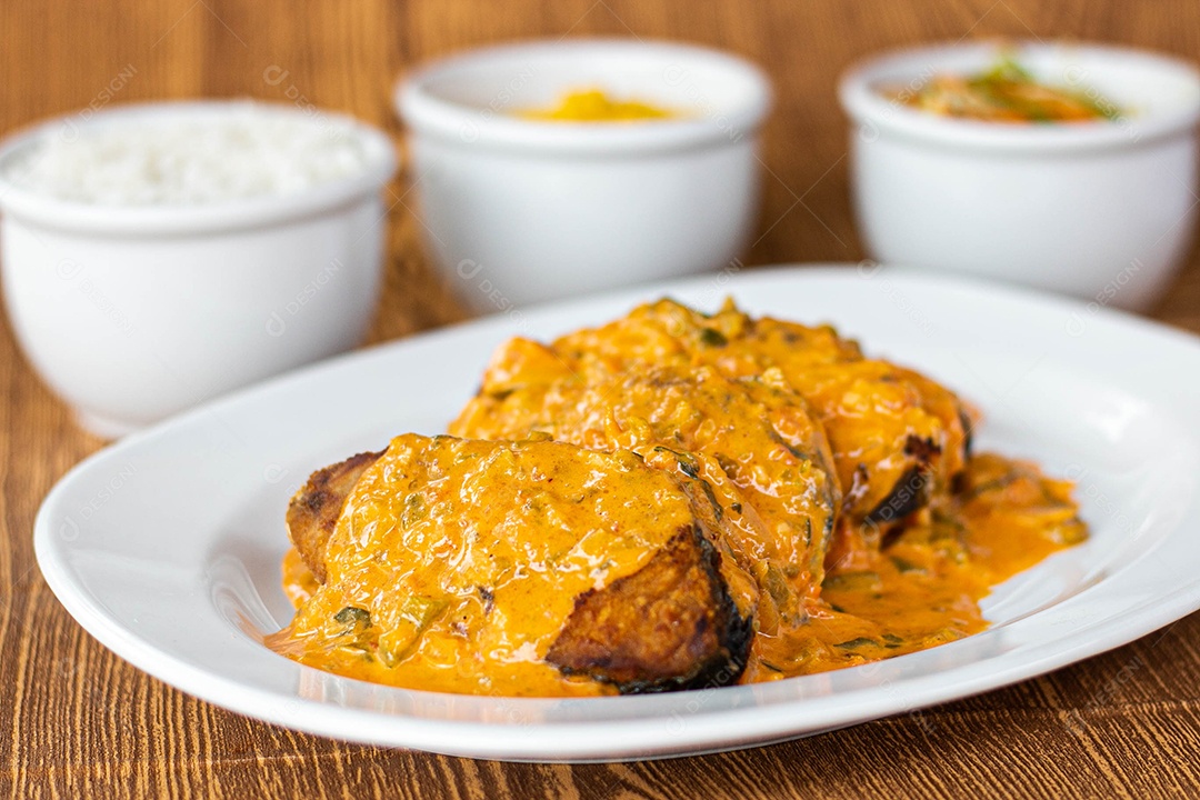 Medalhão ao molho com acompanhamento ao fundo