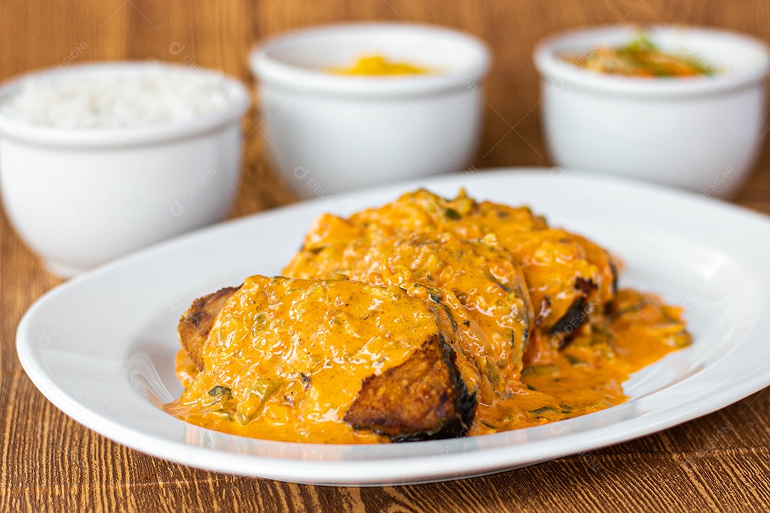 Medalhão ao molho com acompanhamento ao fundo