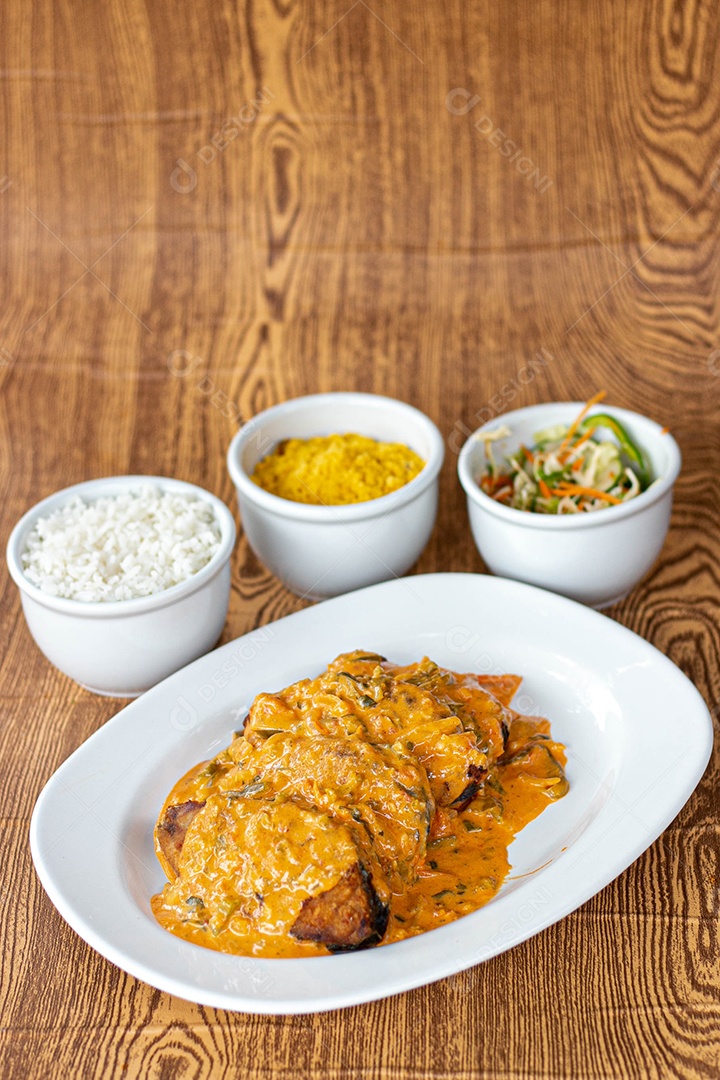 Medalhão ao molho com acompanhamento ao fundo
