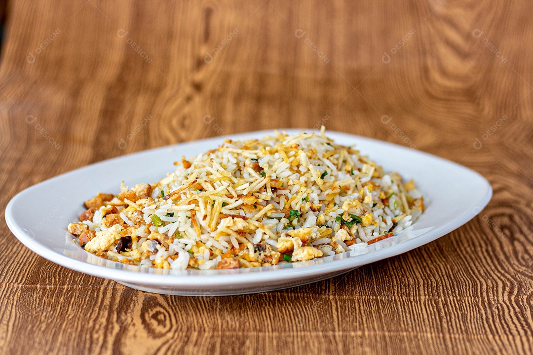 Prato branco de comida mesa madeira