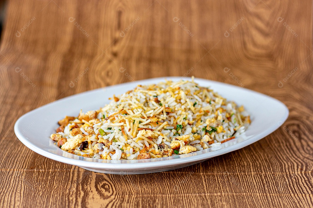 Prato branco de comida mesa madeira