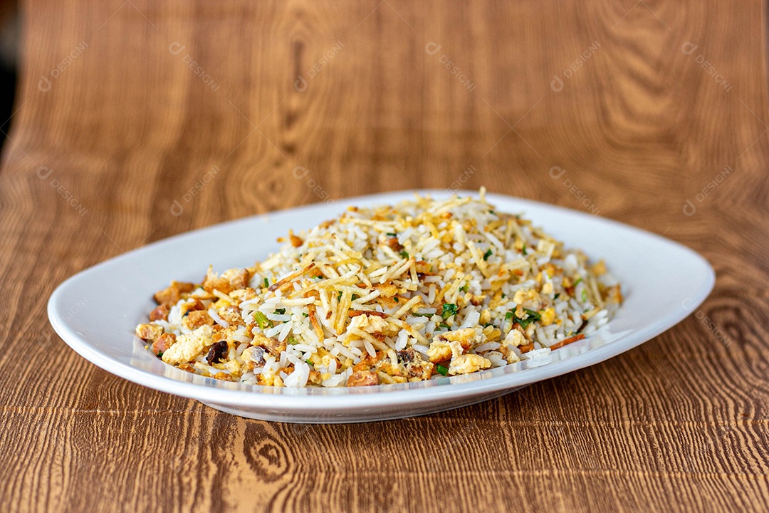 Prato branco de comida mesa madeira