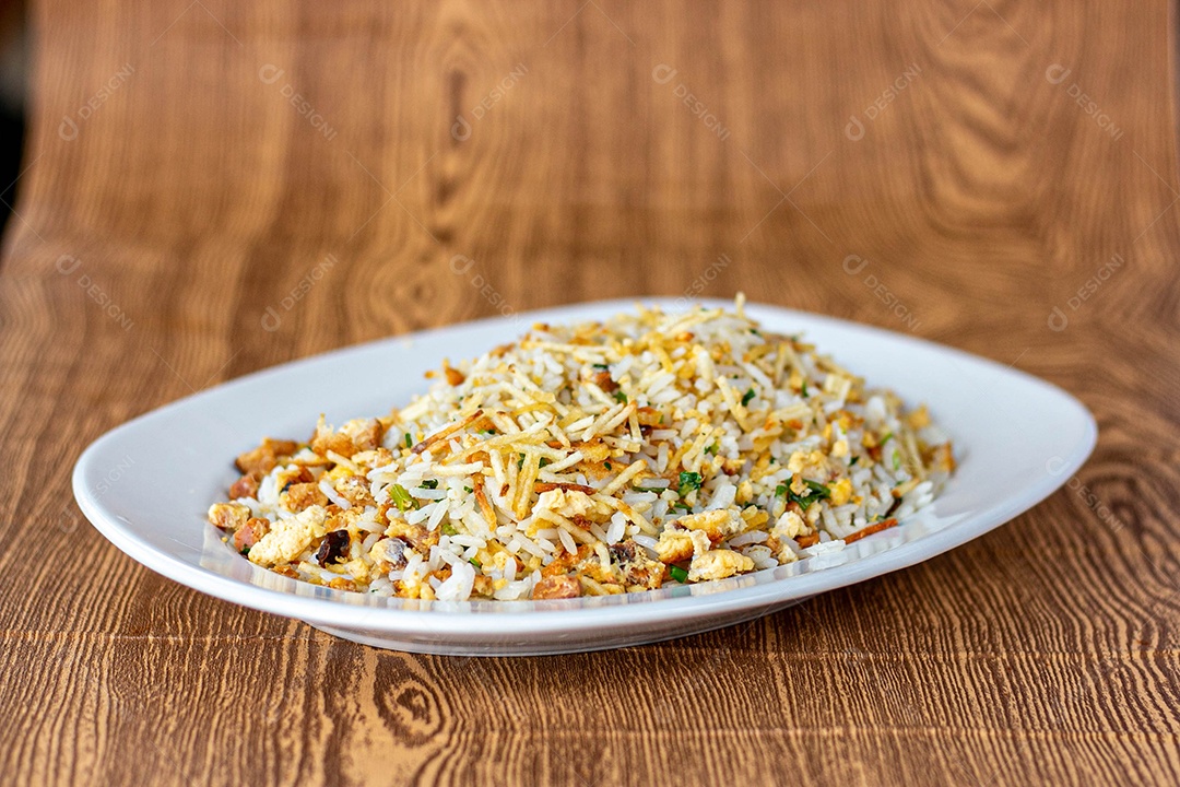 Prato branco de comida mesa madeira