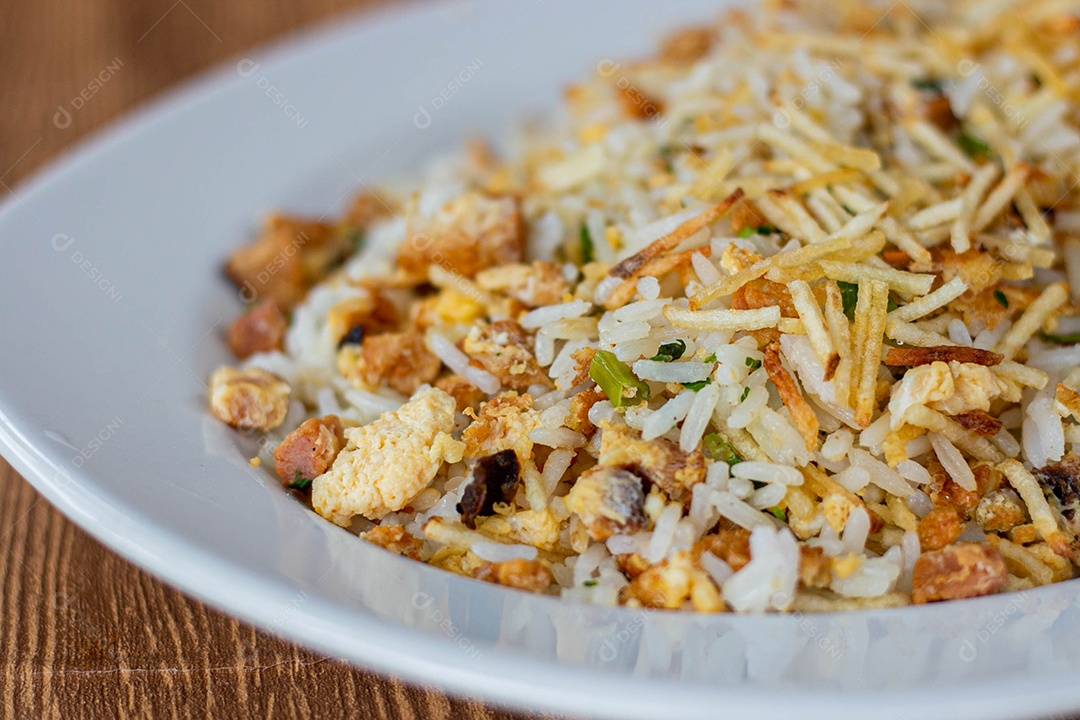 Prato branco de comida mesa madeira