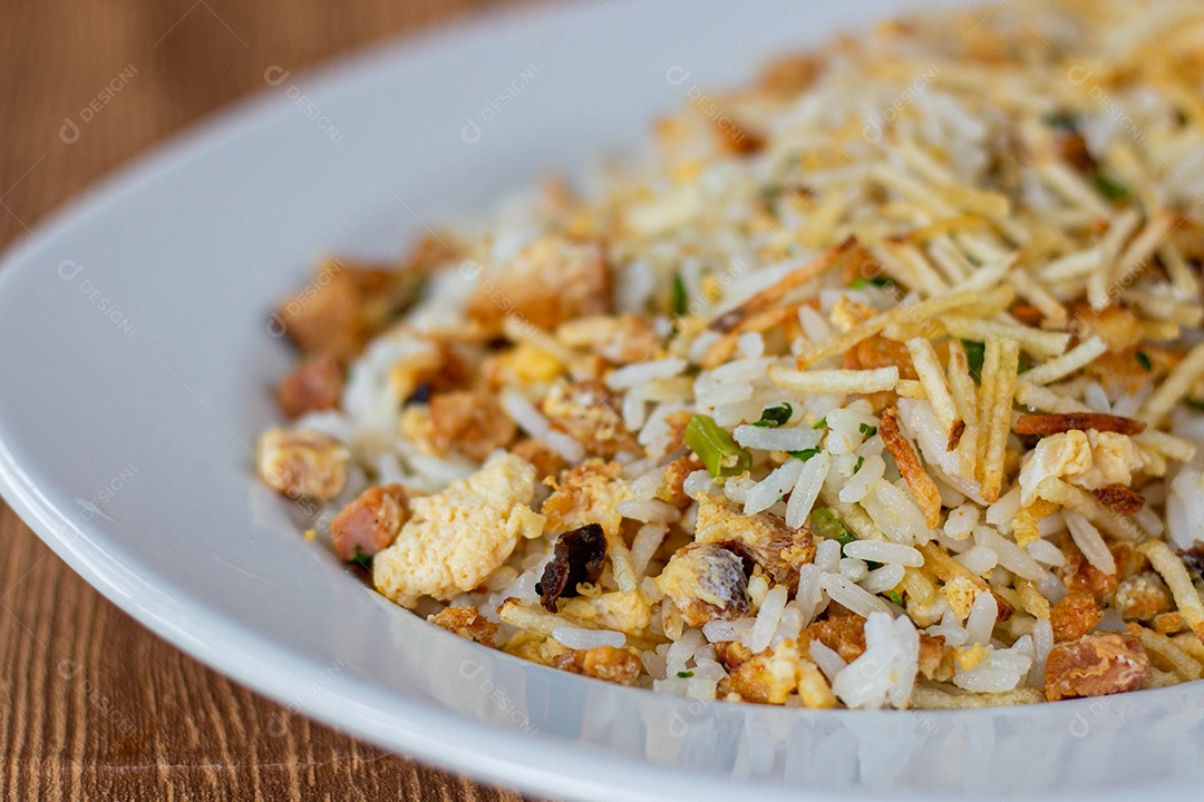 Prato branco de comida mesa madeira