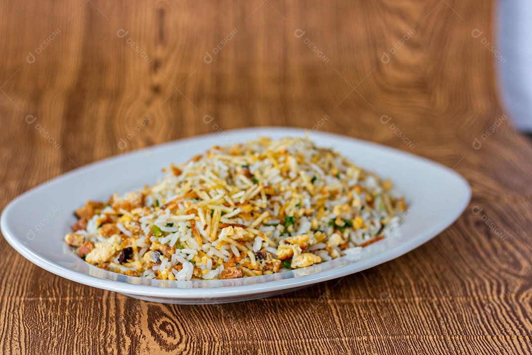 Prato branco de comida mesa madeira