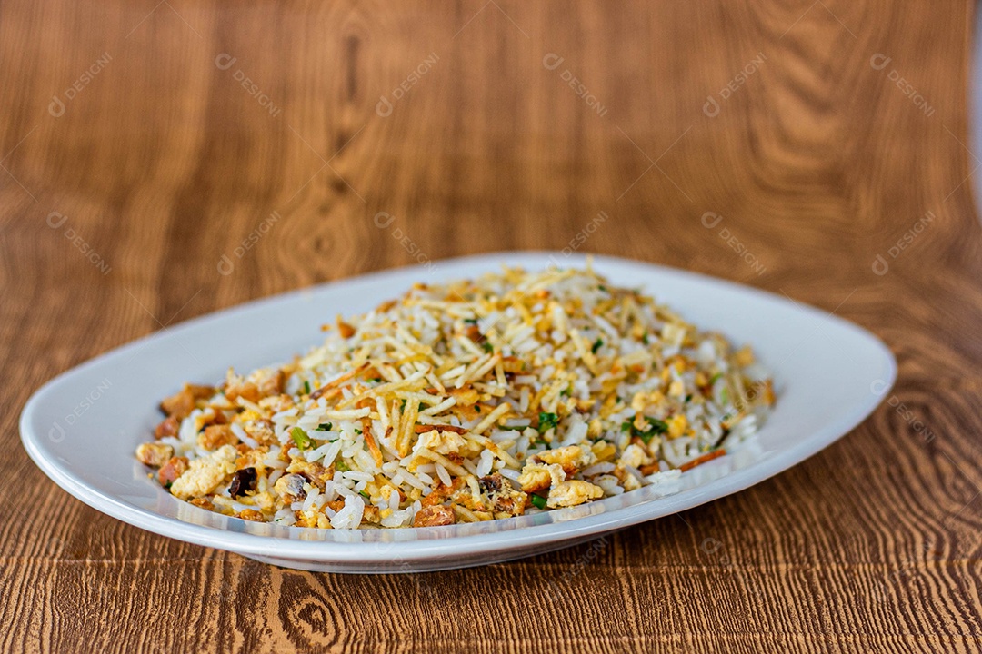 Prato branco de comida mesa madeira