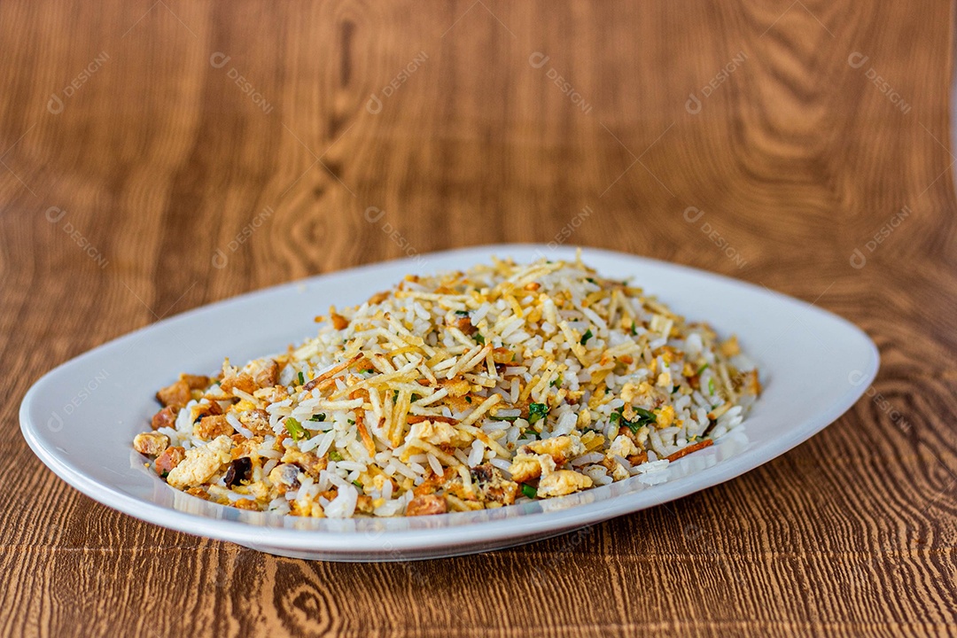 Prato branco de comida mesa madeira