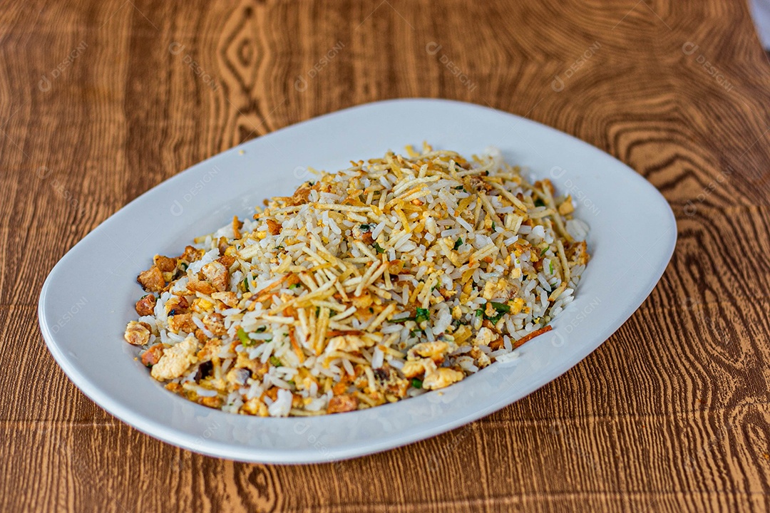 Prato branco de comida mesa madeira