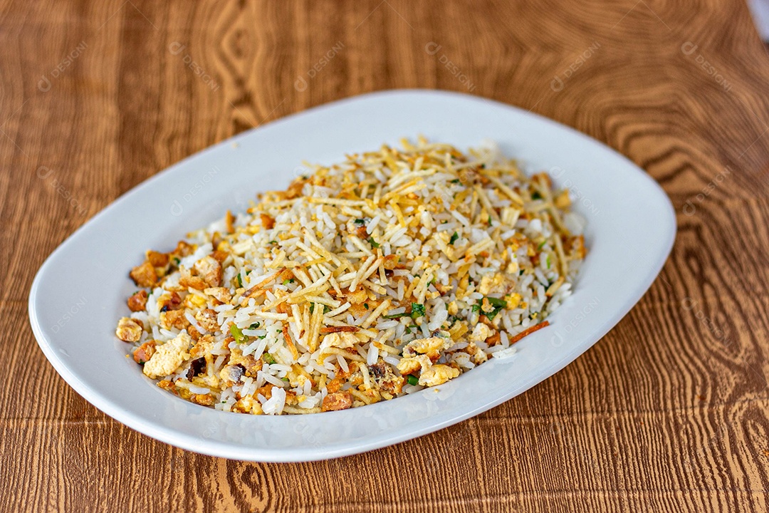 Prato branco de comida mesa madeira