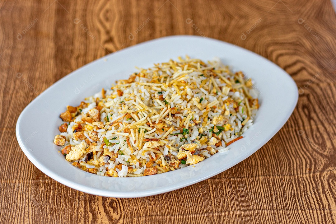 Prato branco de comida sobre um restaurante