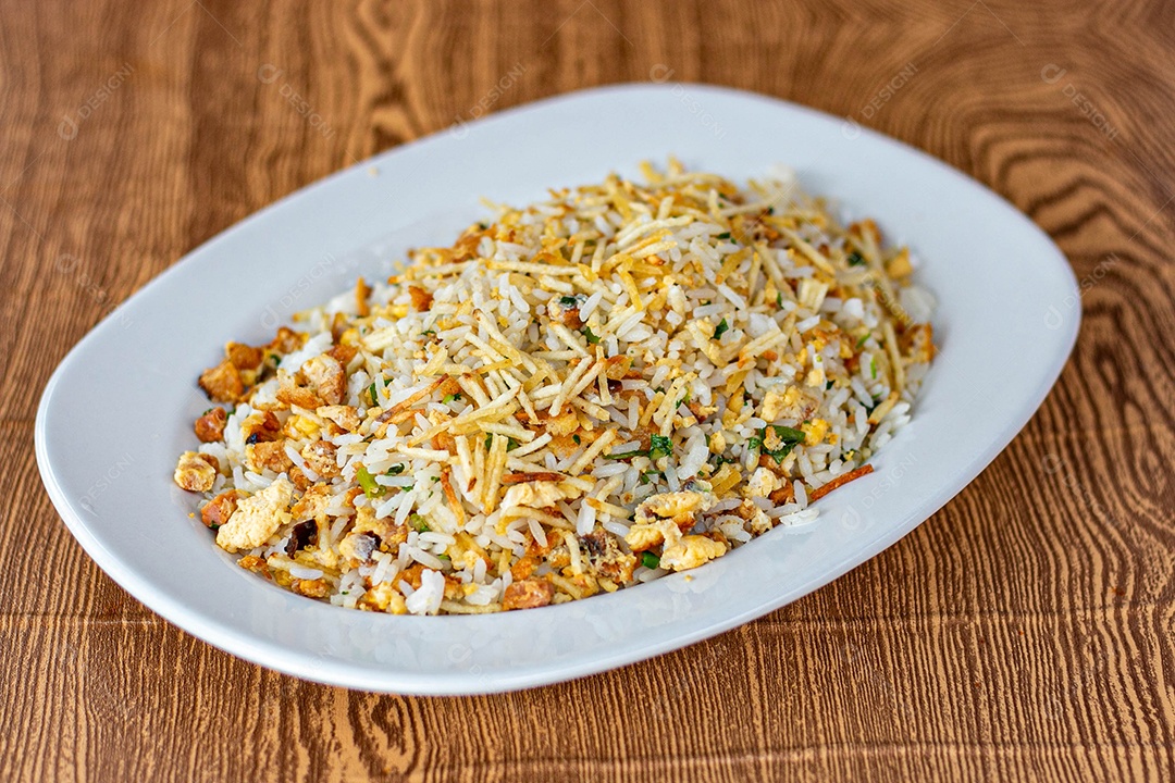 Prato branco de comida sobre um restaurante