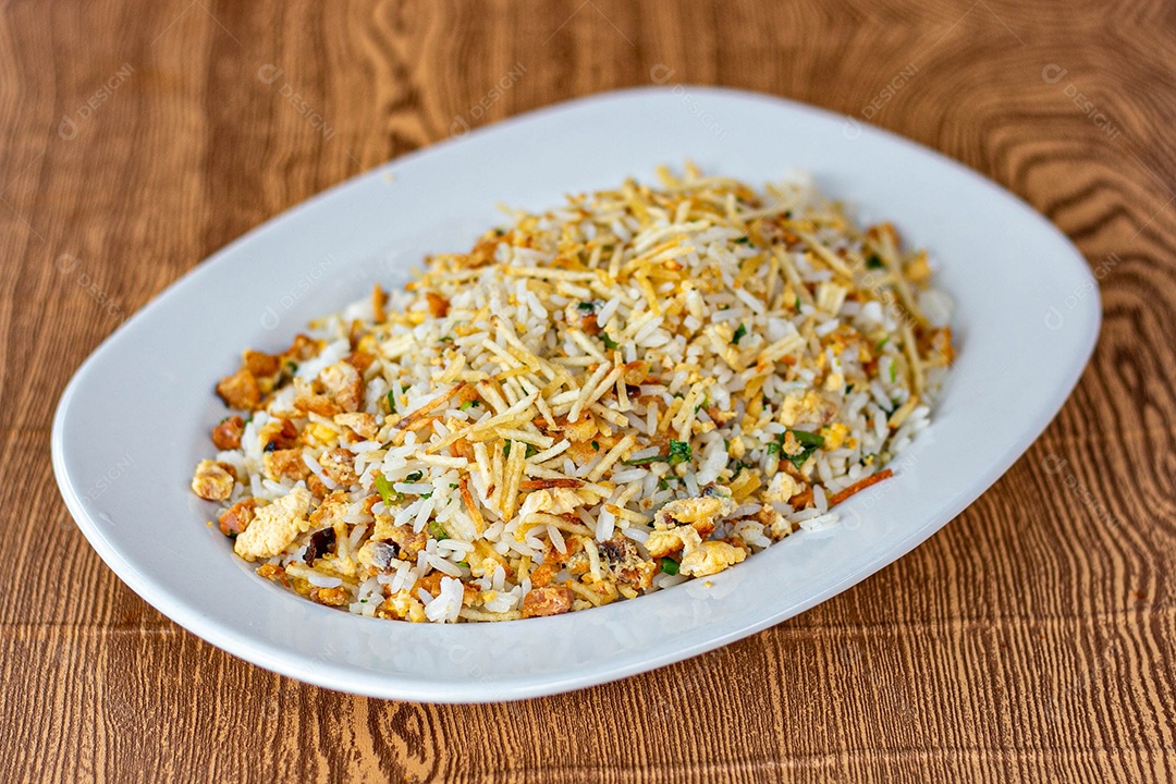 Prato branco de comida sobre um restaurante