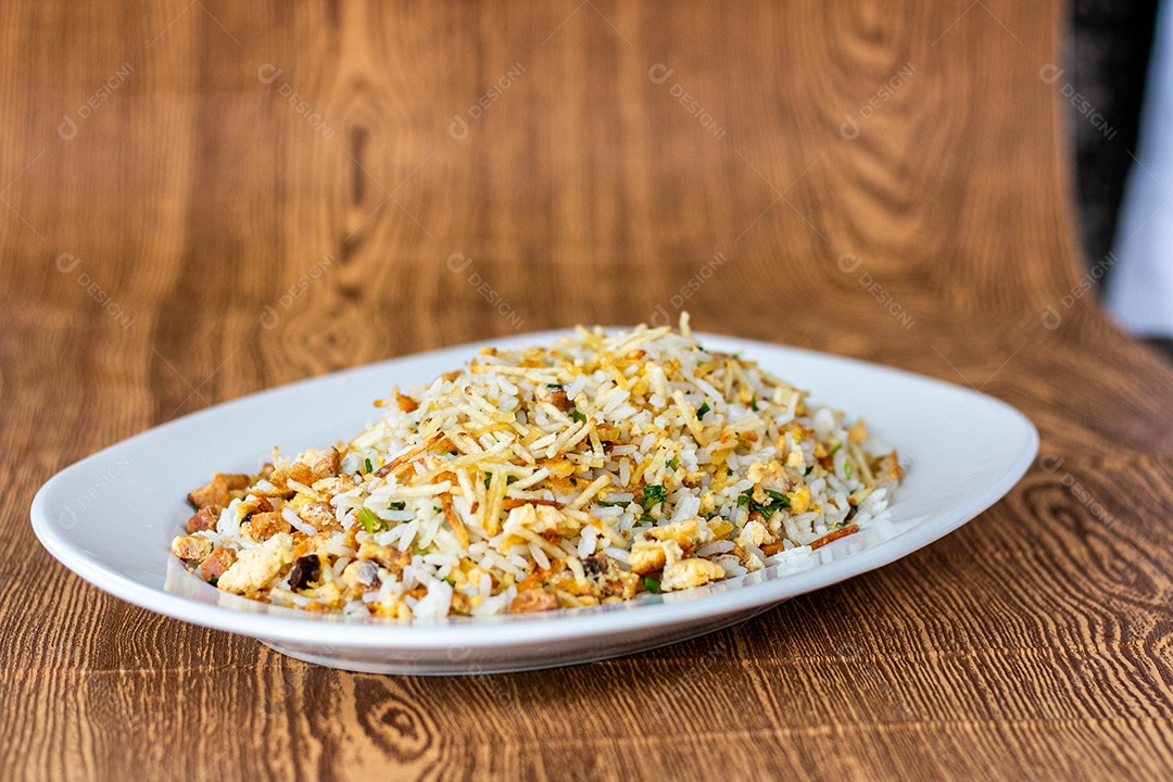 Prato branco de comida sobre um restaurante